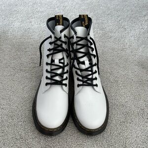 New DR.MARTENS
WOMENS ZAVALA COMBAT BOOT(size 7)